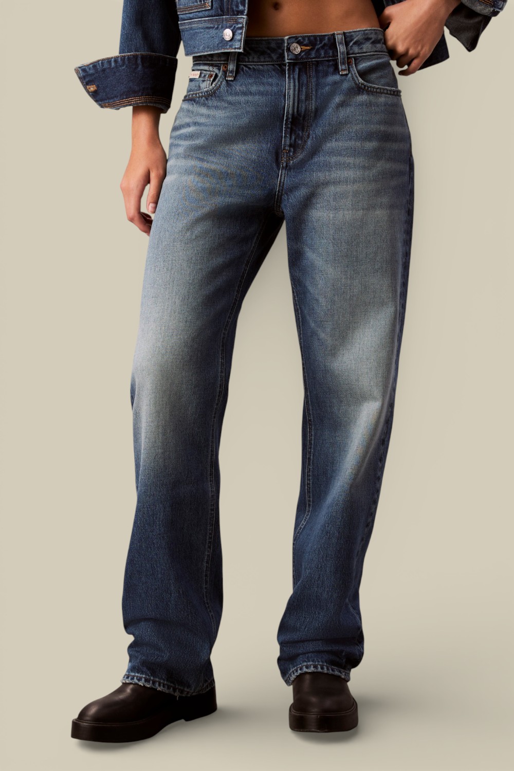 תמונת דוגמן קידמית של מכנסי ג'ינס בגזרה ישרה