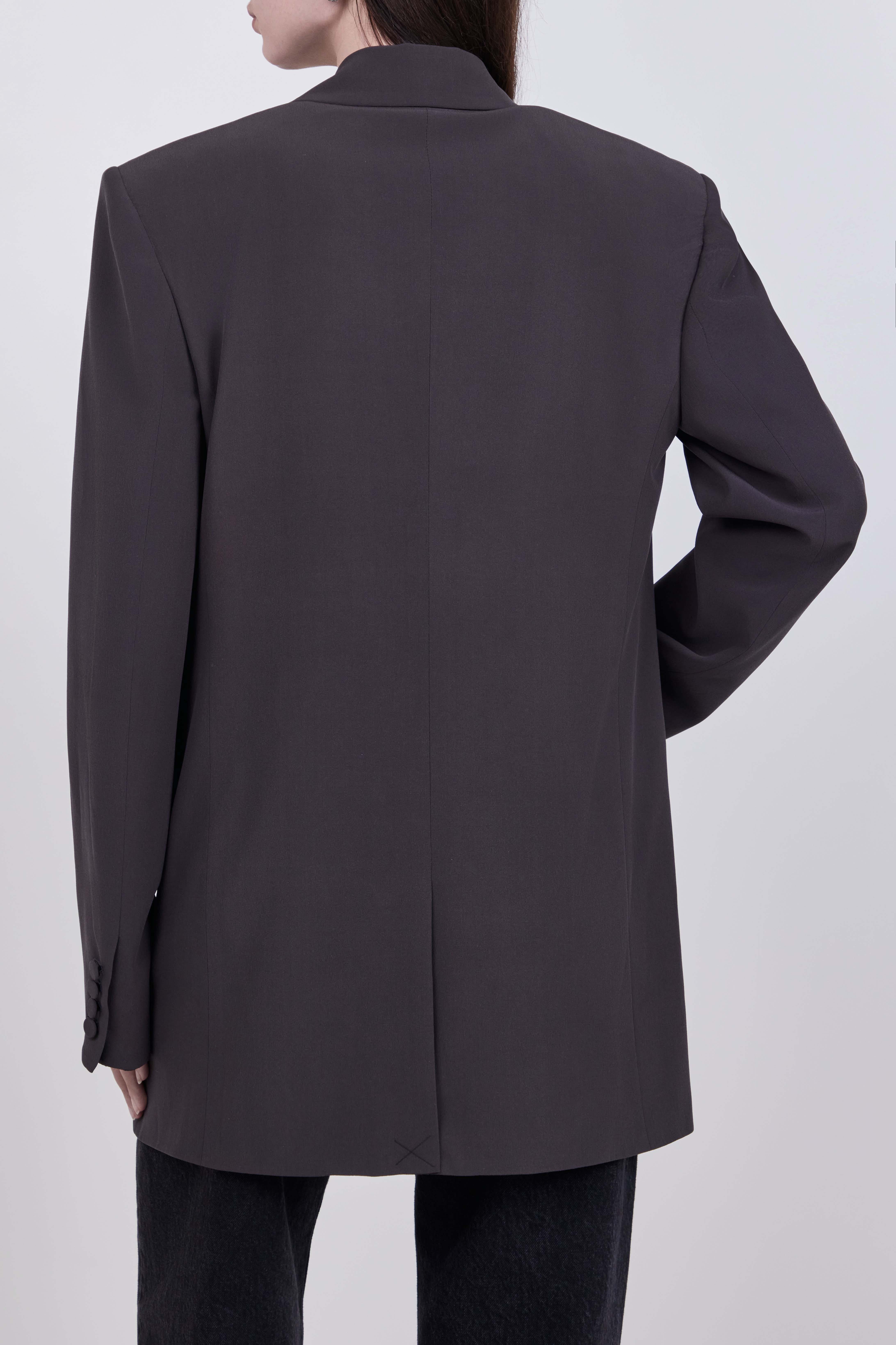 תמונת דוגמן אחורית של ז'קט משי מחוייט