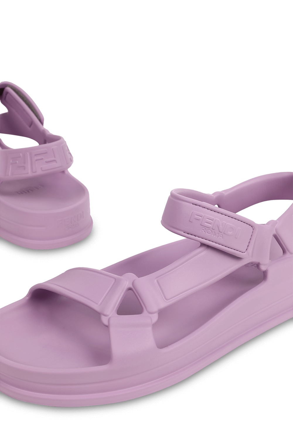 תמונת תקריב של סנדלי גומי עם לוגו