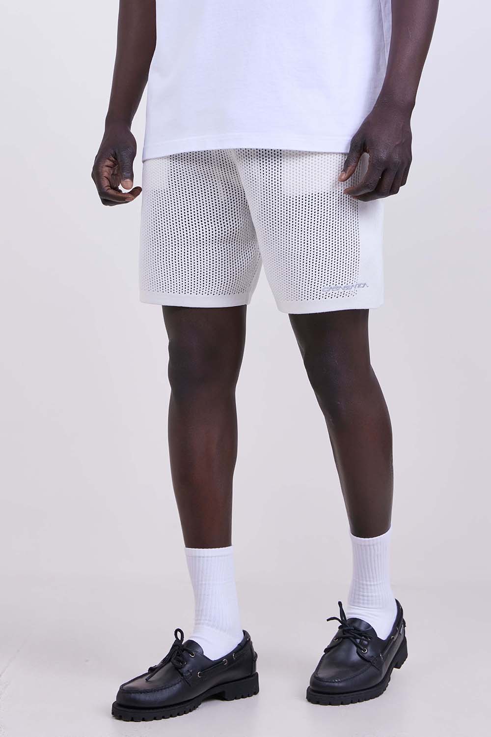 תמונת דוגמן קידמית של מכנסיים קצרים רשת