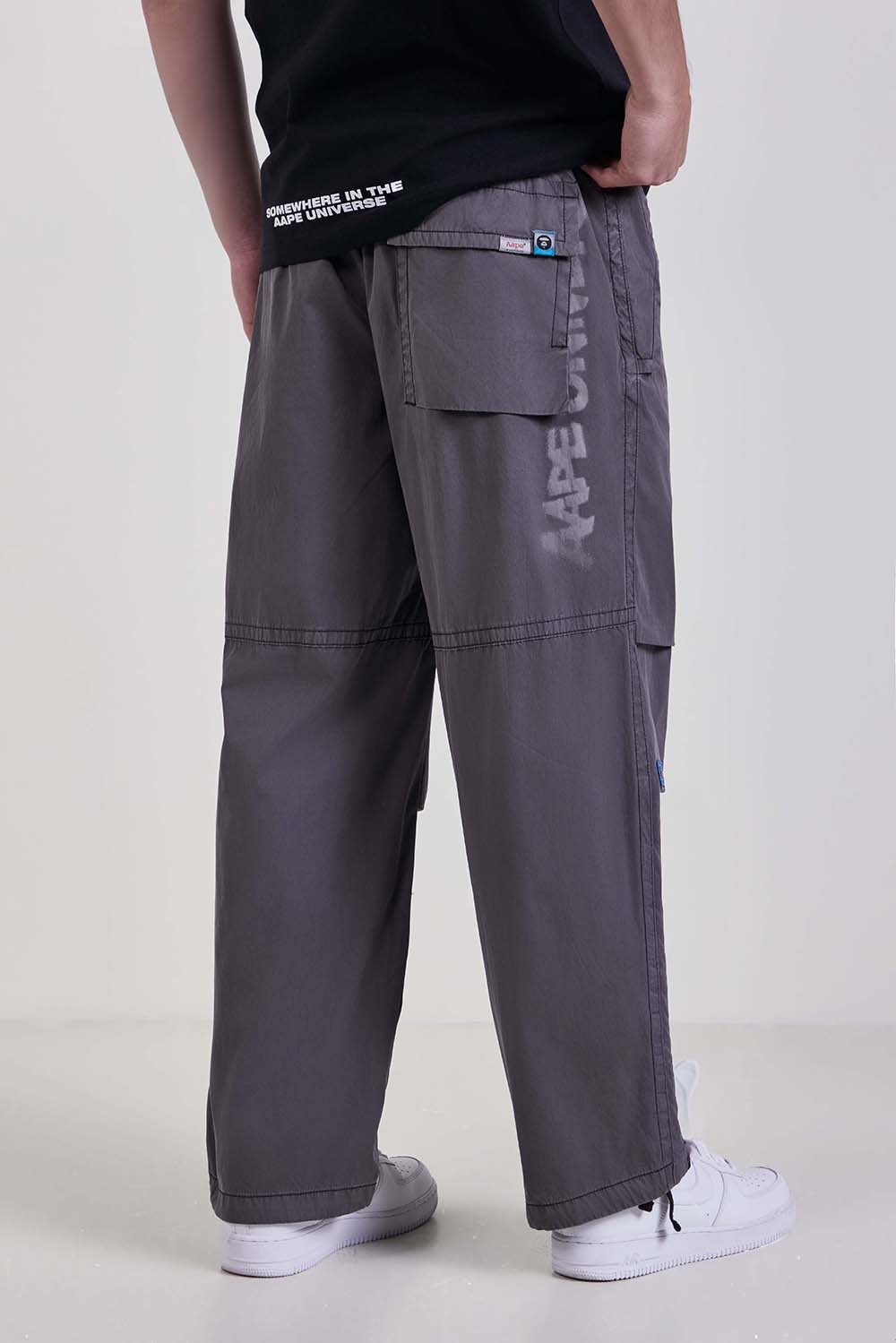 תמונת דוגמן אחורית של מכנסיים ארוכים