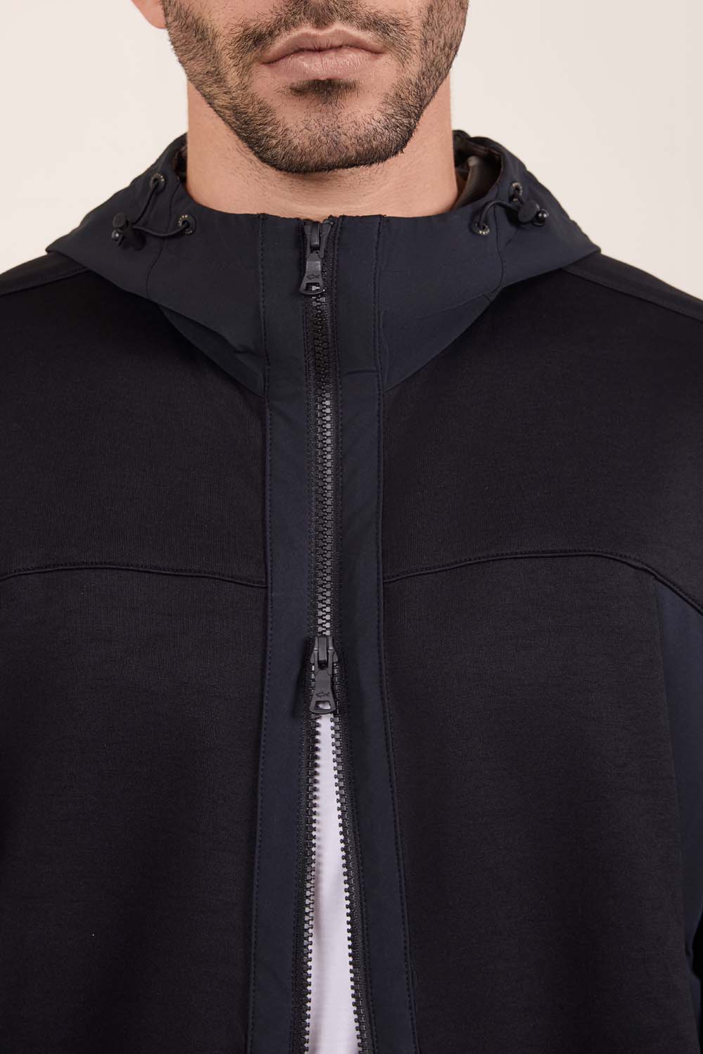 תמונת תקריב דוגמן של מעיל טכני קל