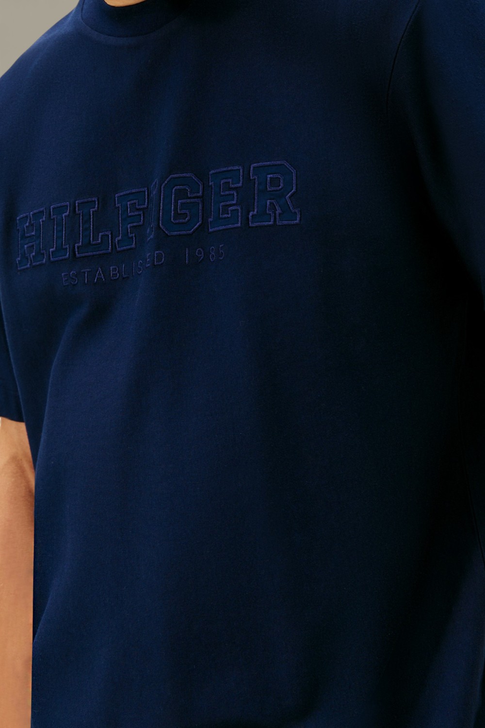 תמונת תקריב דוגמן של חולצת טי