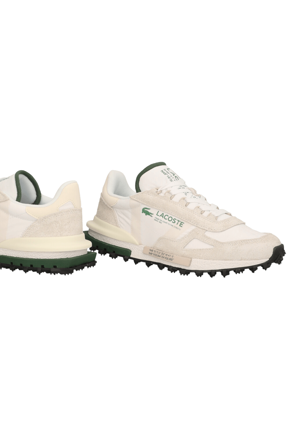 תמונת תקריב של נעלי סניקרס