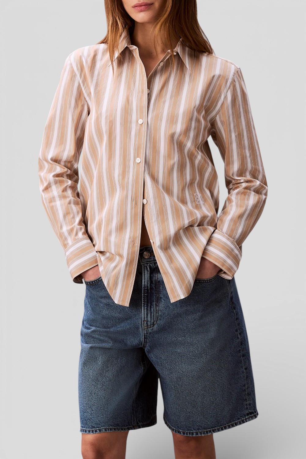 תמונת דוגמן קידמית של חולצת כפתורים ארוכה