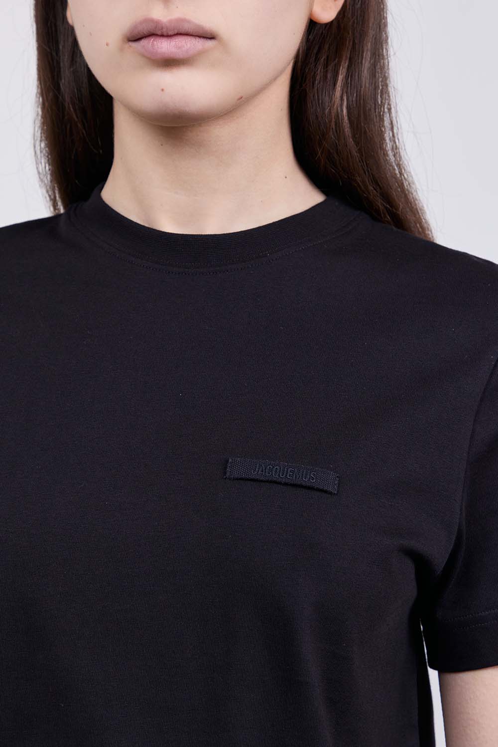 תמונת תקריב דוגמן של חולצת טי בגזרה משוחררת