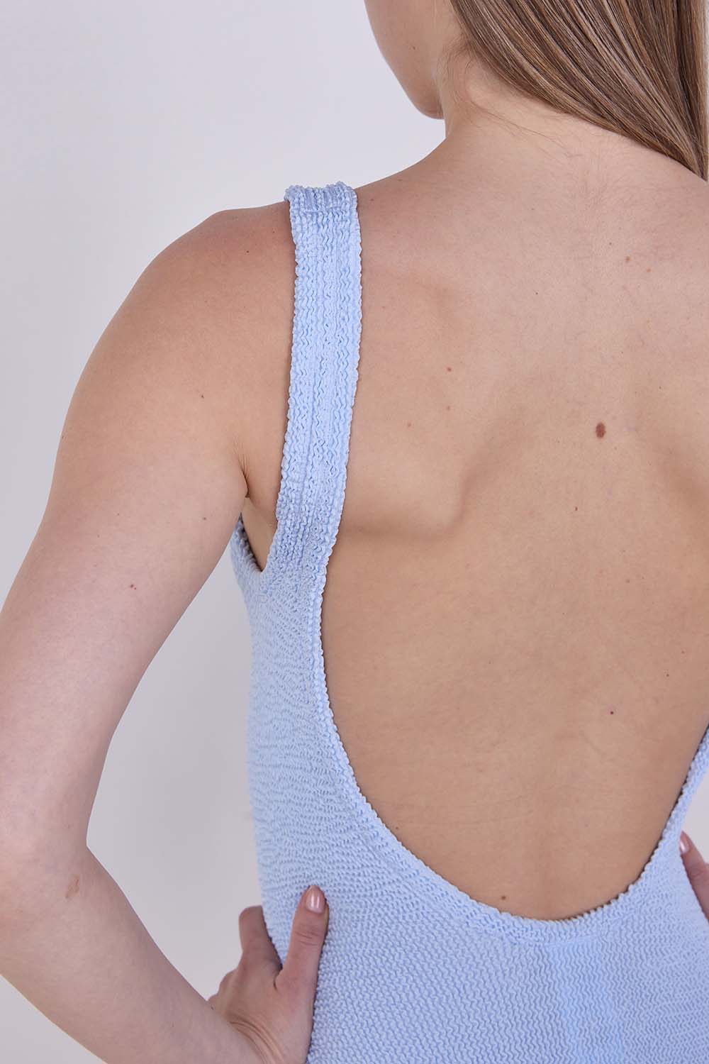 תמונת תקריב דוגמן של בגד ים שלם