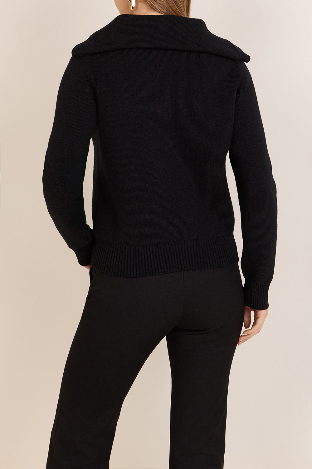 תמונת דוגמן אחורית של קרדיגן כותנה