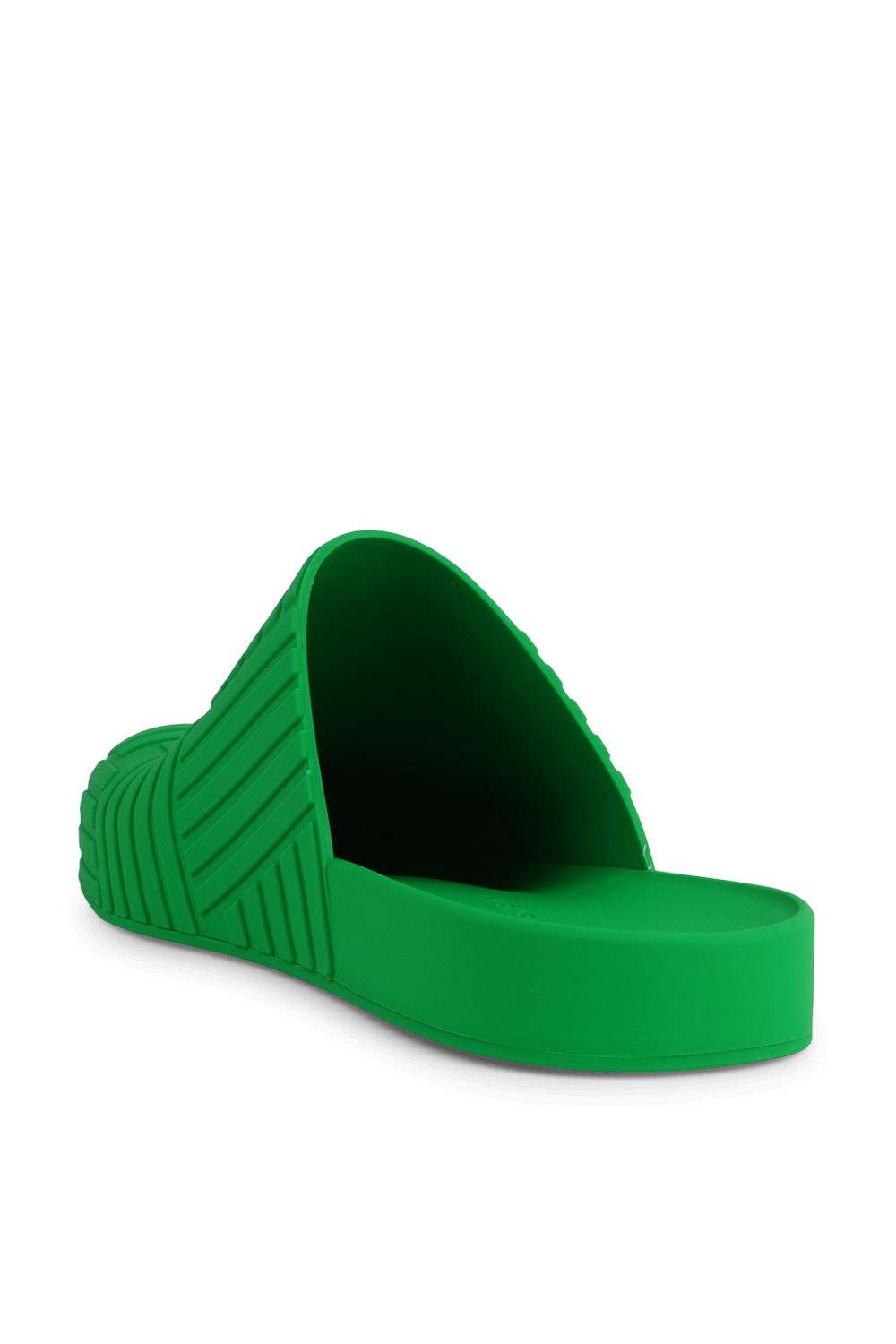 תמונה אחורית של סנדלי סליידס מגומי עם טקסטורה אייקונית