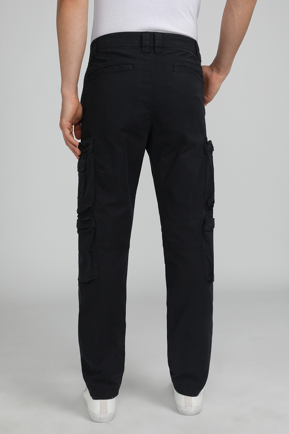 תמונת דוגמן אחורית של מכנסיים ארוכים במראה קרגו