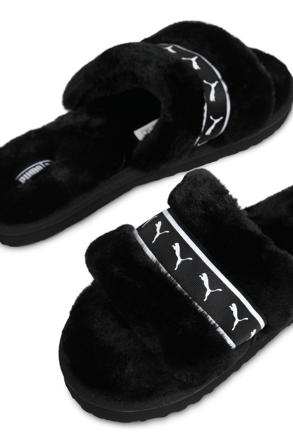 תמונת תקריב של נעלי בית דמוי פרווה בצבע שחור