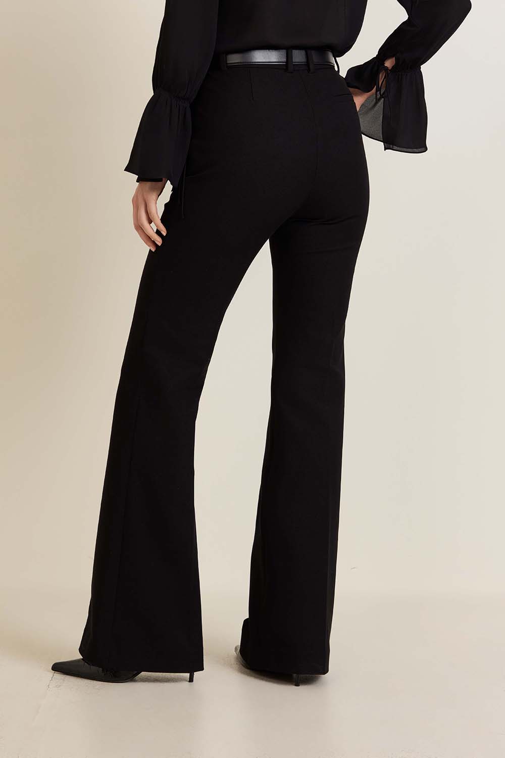 תמונת דוגמן אחורית של מכנסיים מחויטים