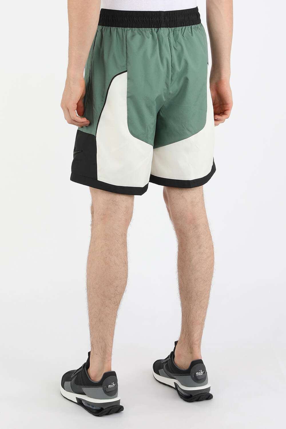 תמונת דוגמן אחורית של Throwback Basketball Shorts in Multicolor