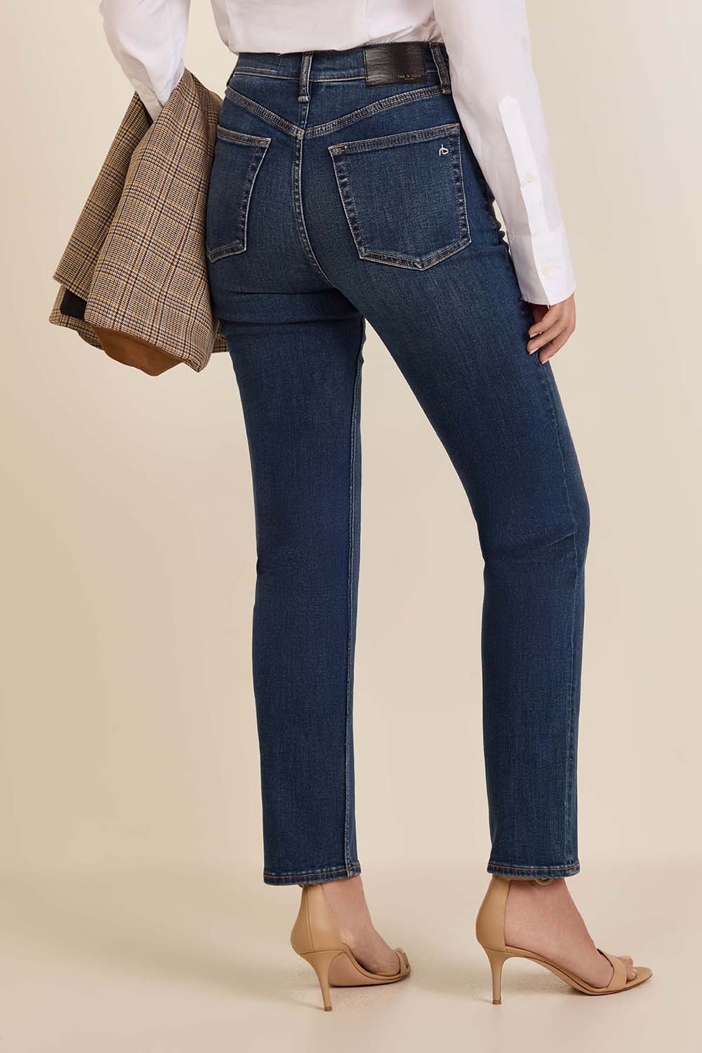 תמונת דוגמן אחורית של מכנסי סקיני ג'ינס