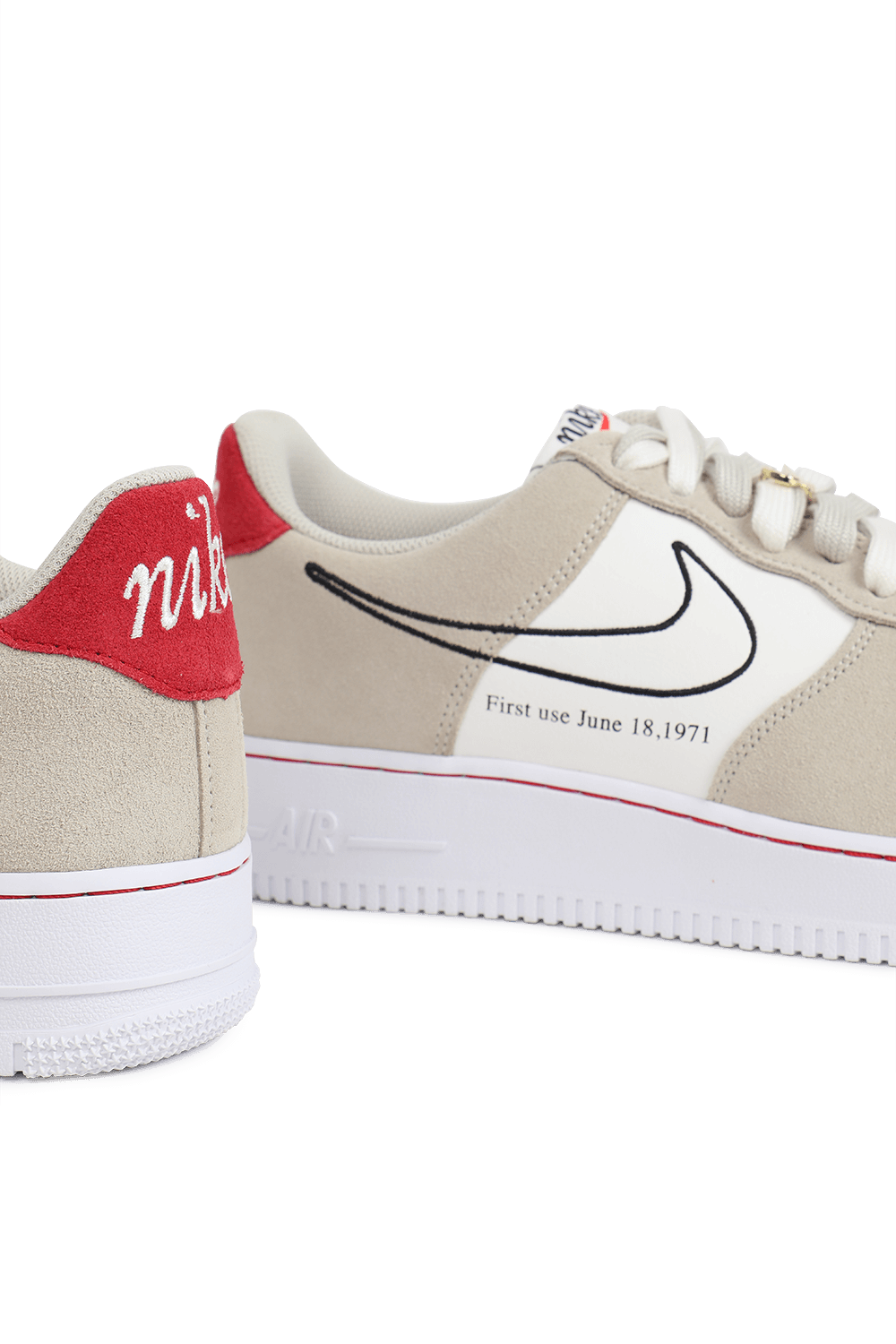 תמונת תקריב של נעלי סניקרס אייר פורס בצבע לבן, בז' ואדום