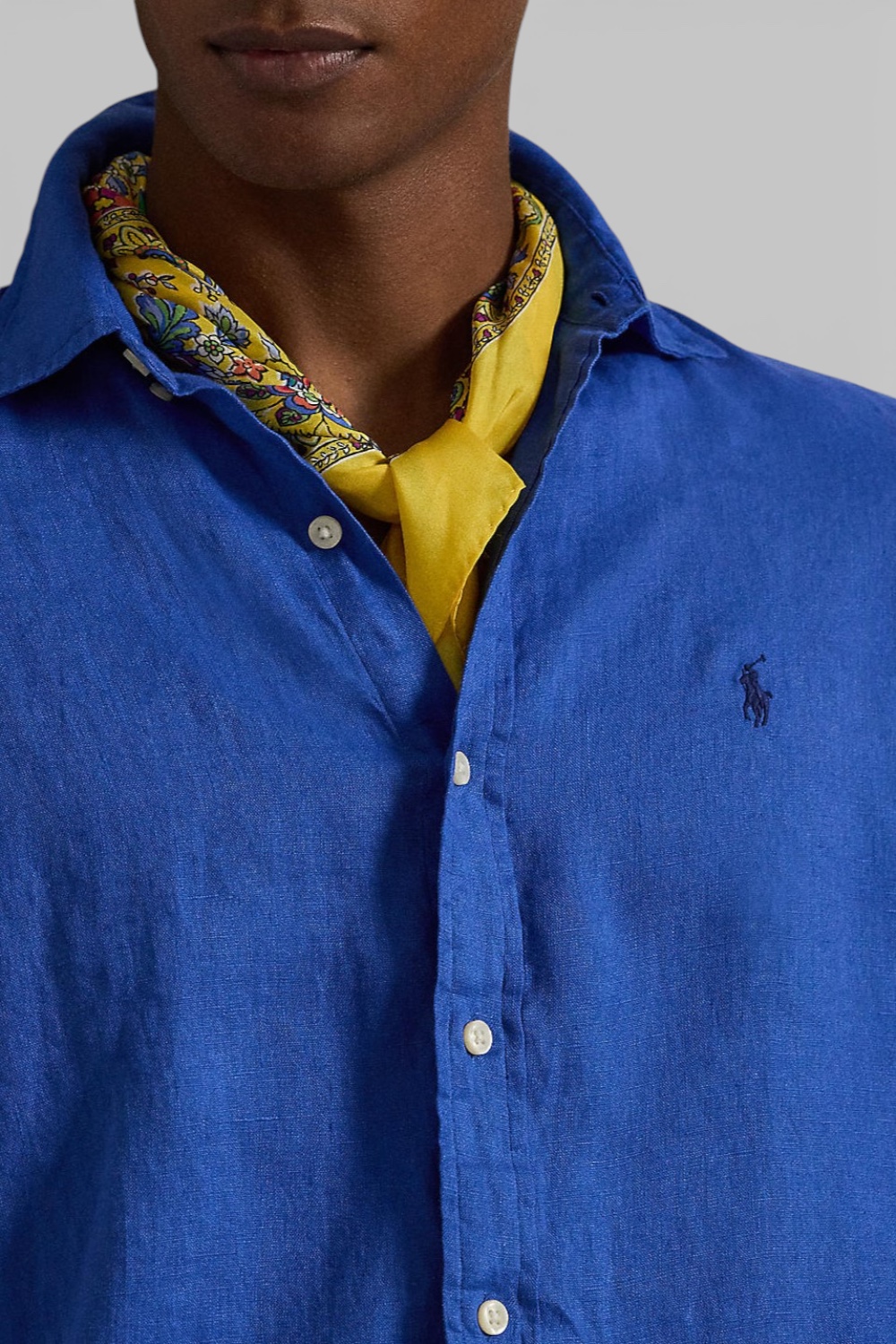 תמונת תקריב דוגמן של חולצה מכופתרת