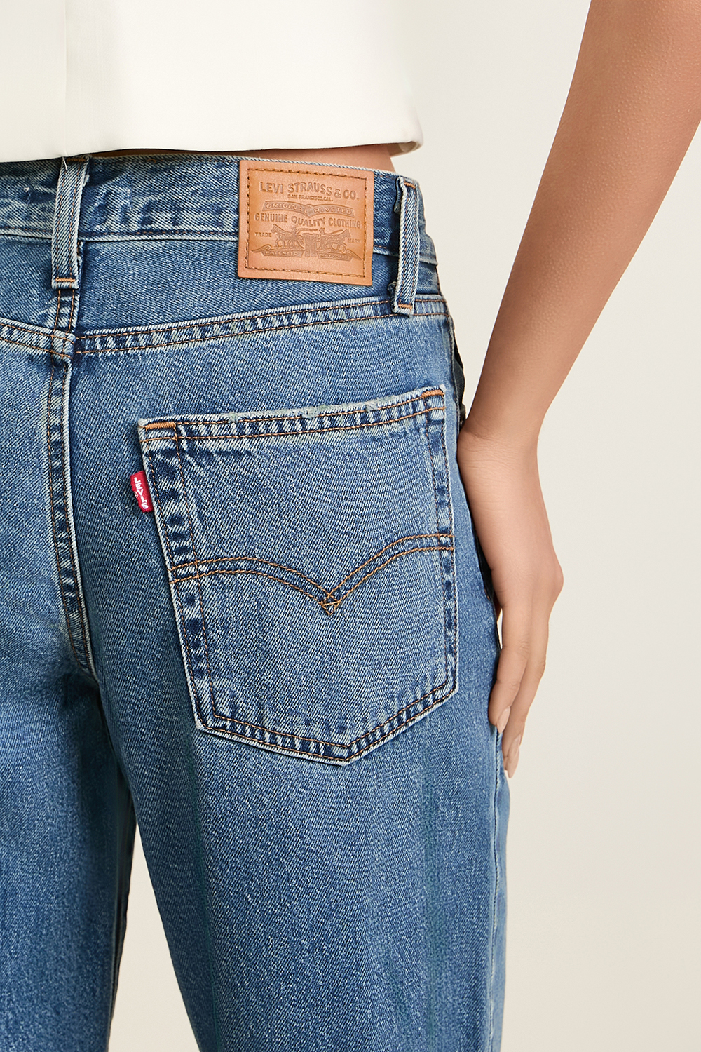 תמונת תקריב דוגמן של מכנסי ג'ינס באגי דאדי בגזרה רחבה