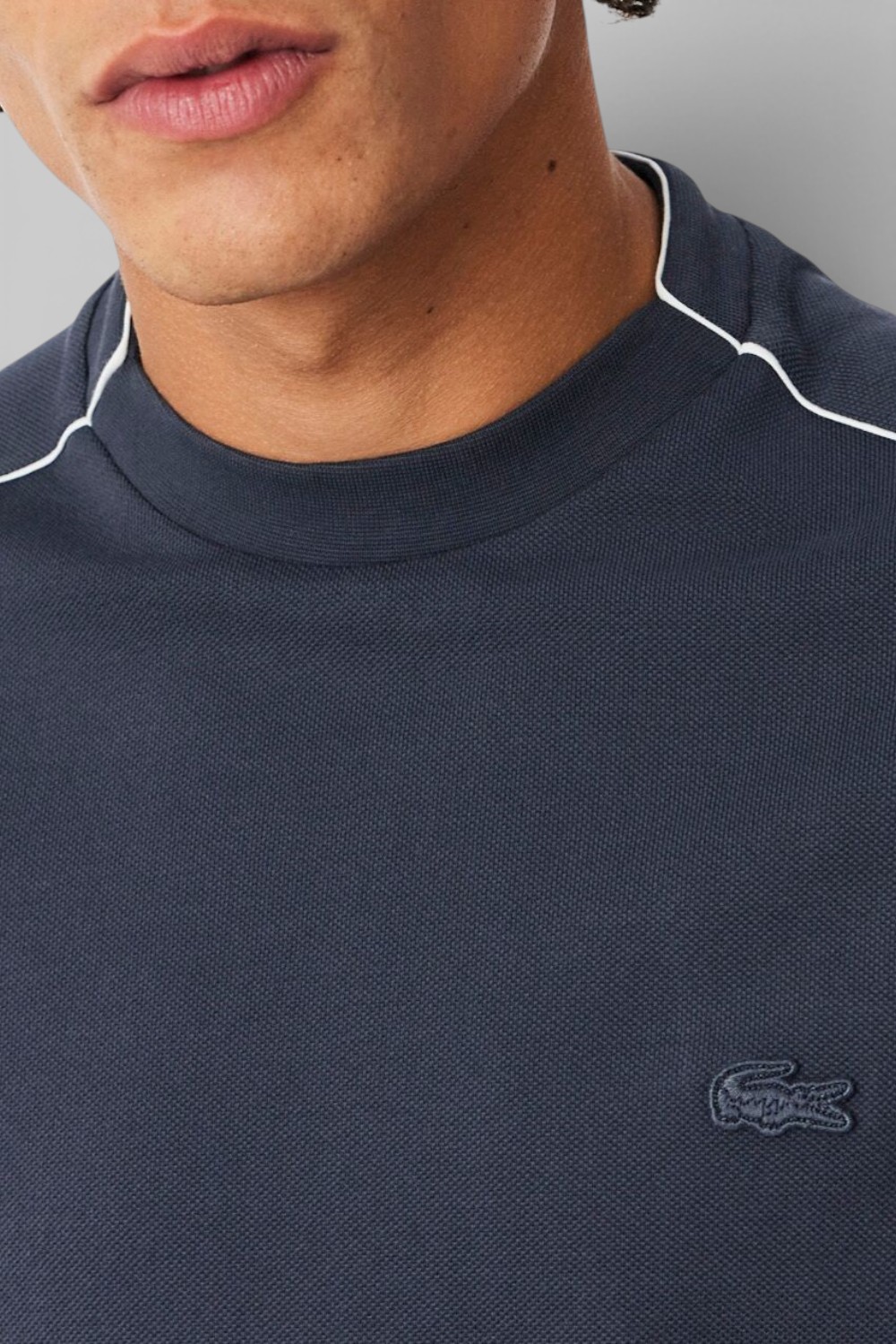 תמונת תקריב דוגמן של חולצת טי