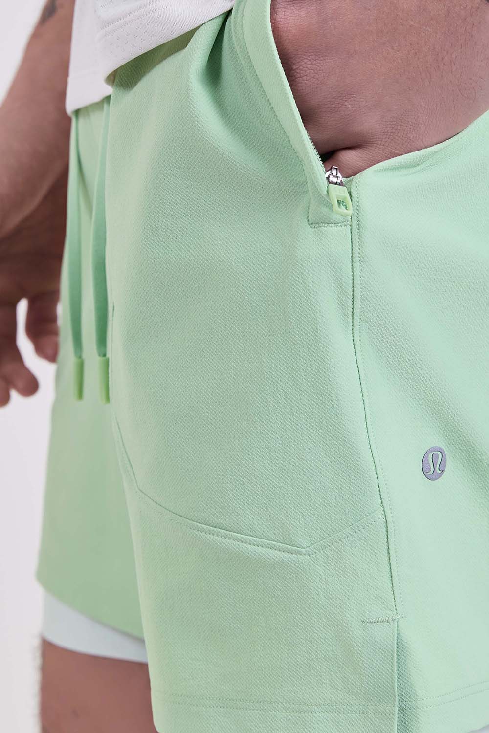 תמונת תקריב דוגמן של License to Train Lined Short 7