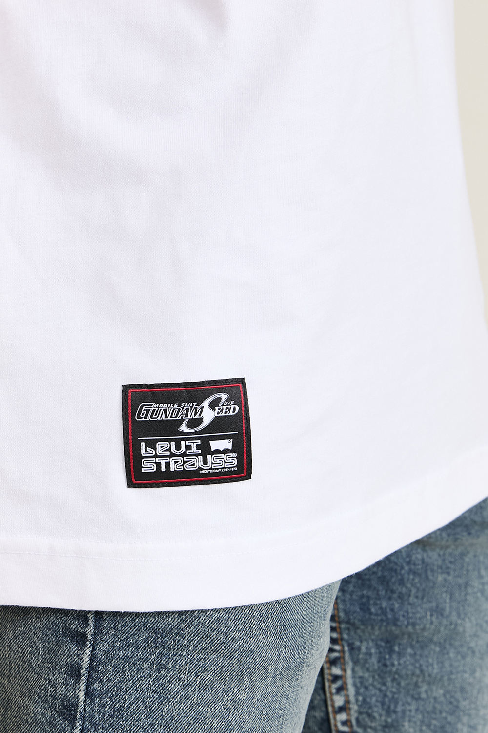 תמונת תקריב דוגמן של ליוויס X גנדאם חולצת טי