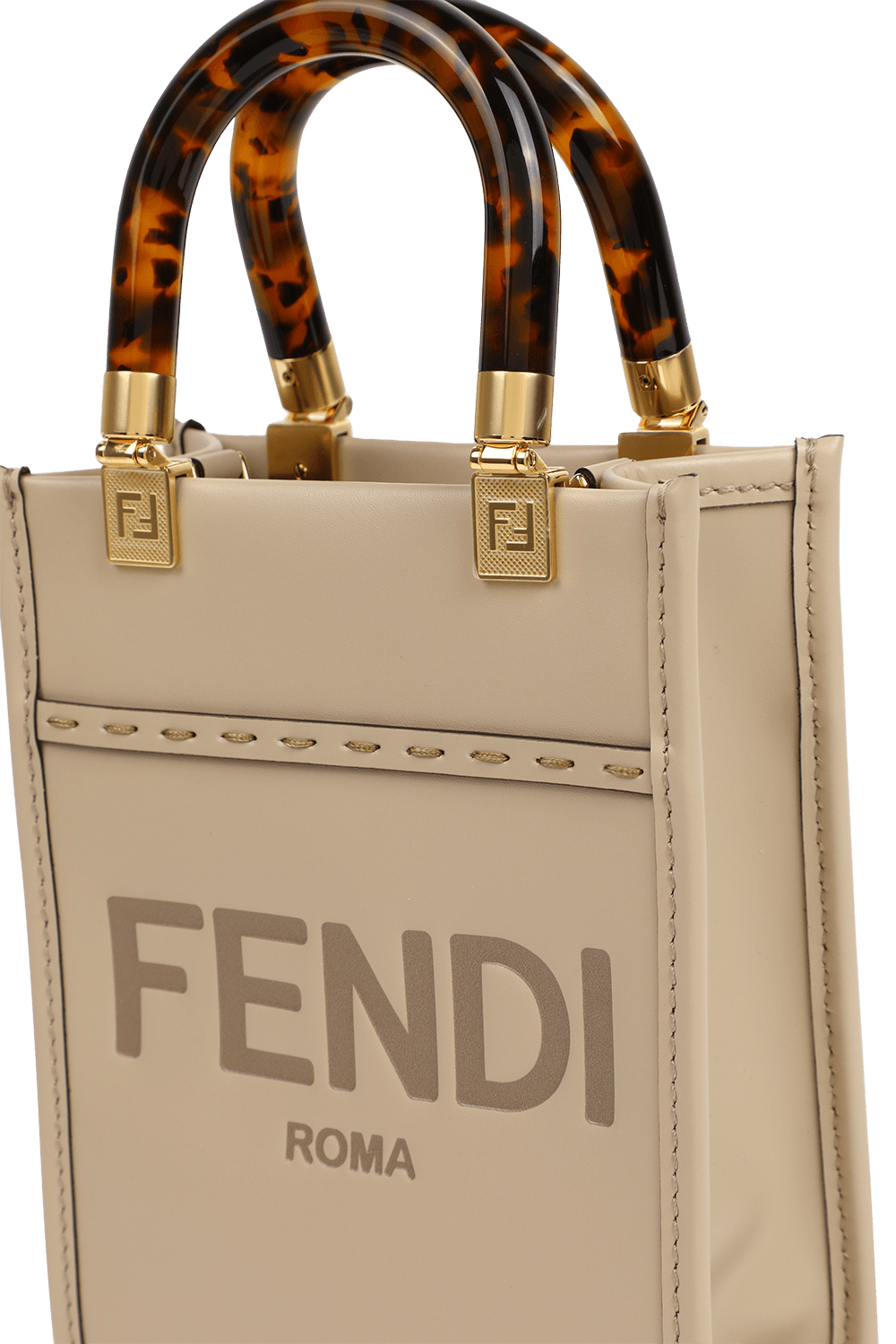 תמונת תקריב של תיק רומא מעור עם לוגו