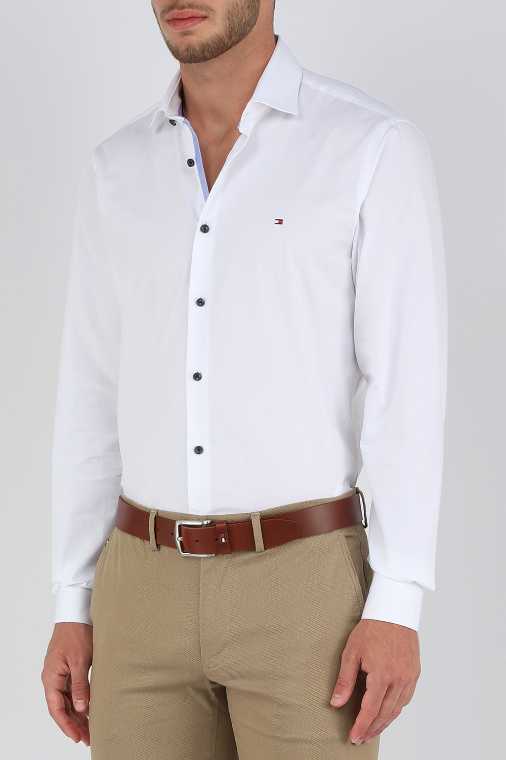 תמונת דוגמן קידמית של חולצה מכופתרת ארוכה לבנה מכותנה