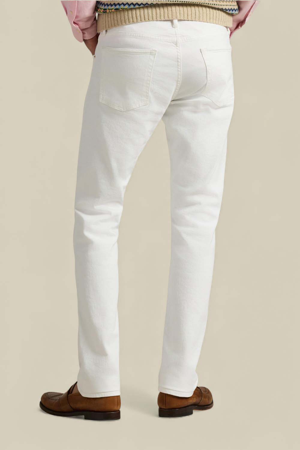 תמונת דוגמן אחורית של מכנסי ג'ינס בגזרה ישרה