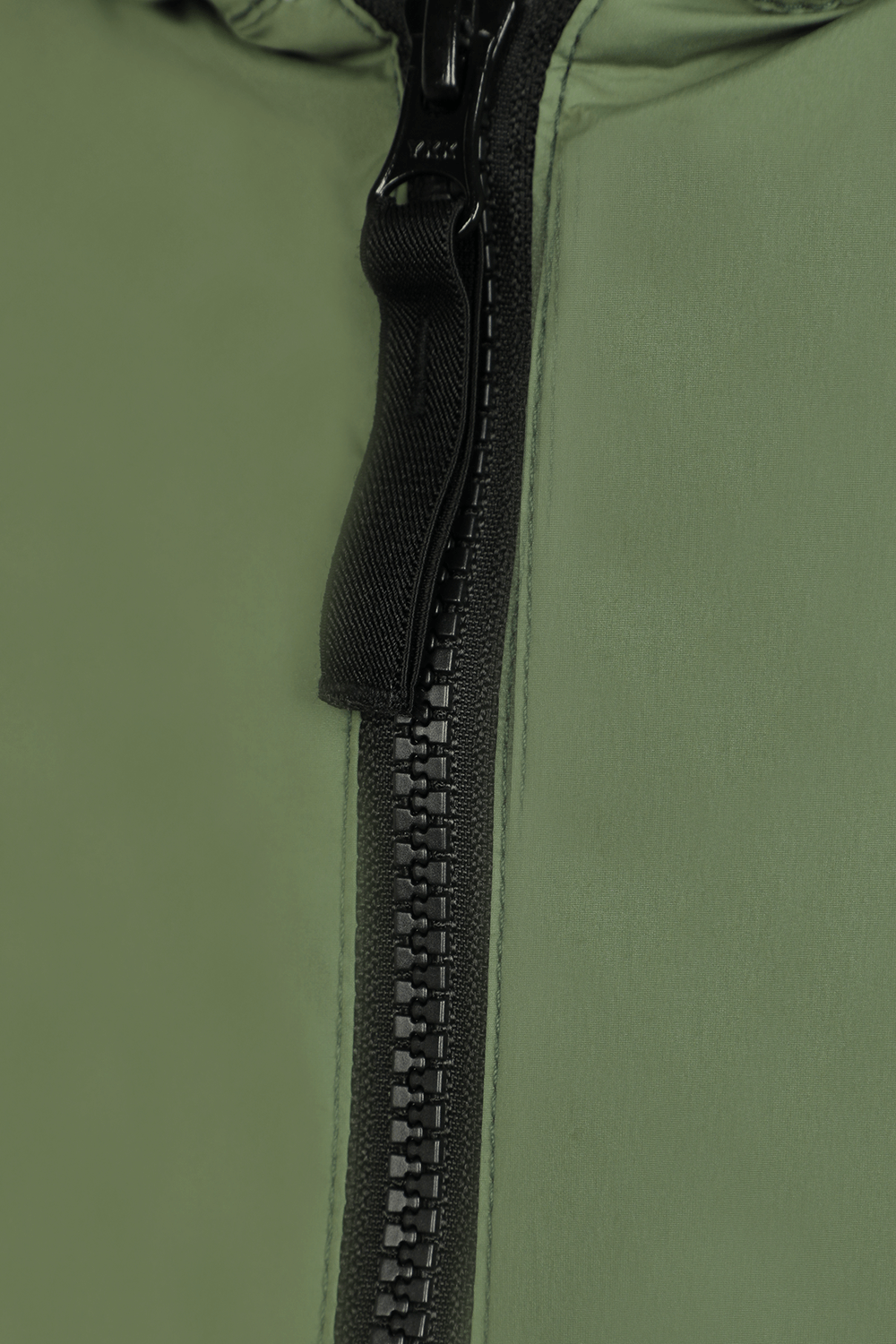 תמונת תקריב של מעיל בומבר בגוון ירוק חאקי