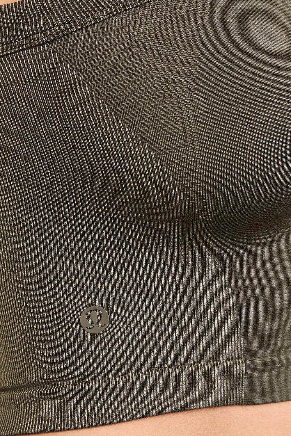 תמונת תקריב דוגמן של Seamless Training Strappy Racerback Tank Top