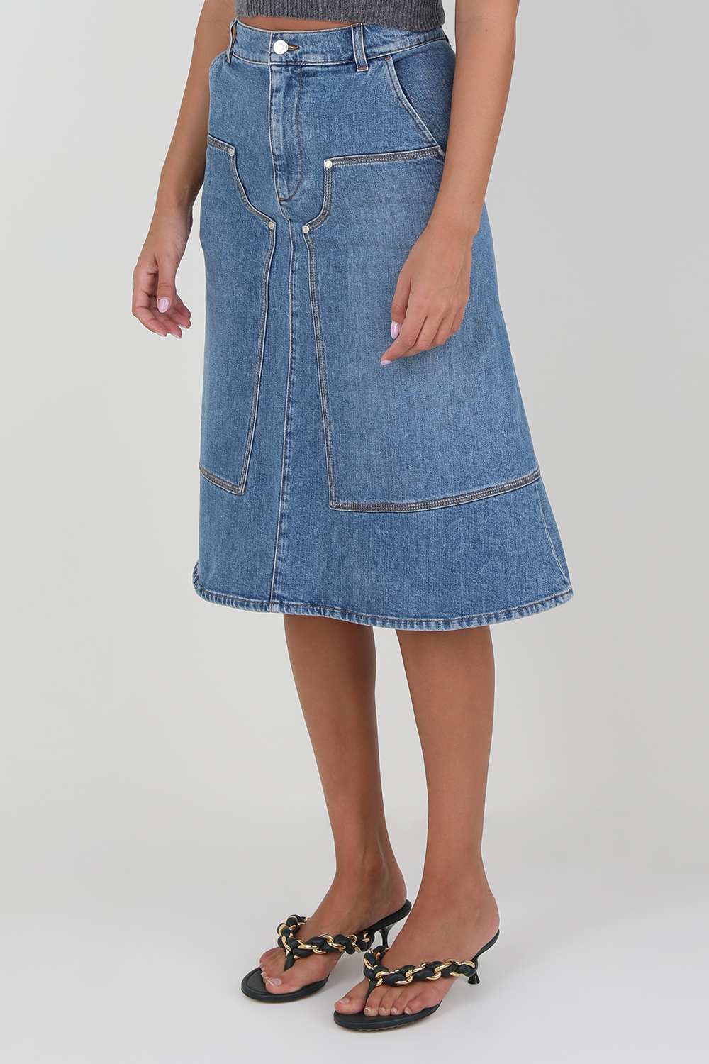 תמונת דוגמן קידמית של חצאית מידי ג'ינס מתרחבת