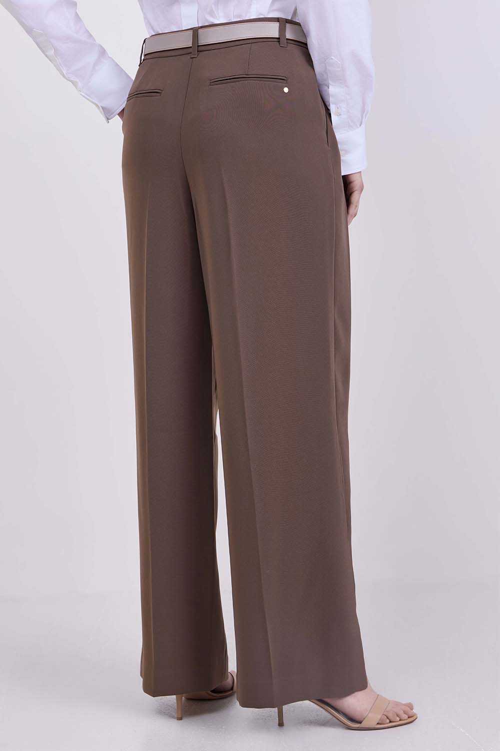 תמונת דוגמן אחורית של מכנסיים מחויטים