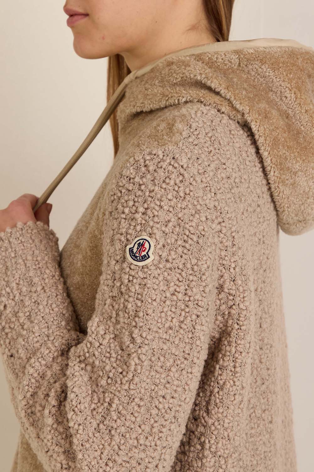 תמונת תקריב דוגמן של קרדיגן טריקוט