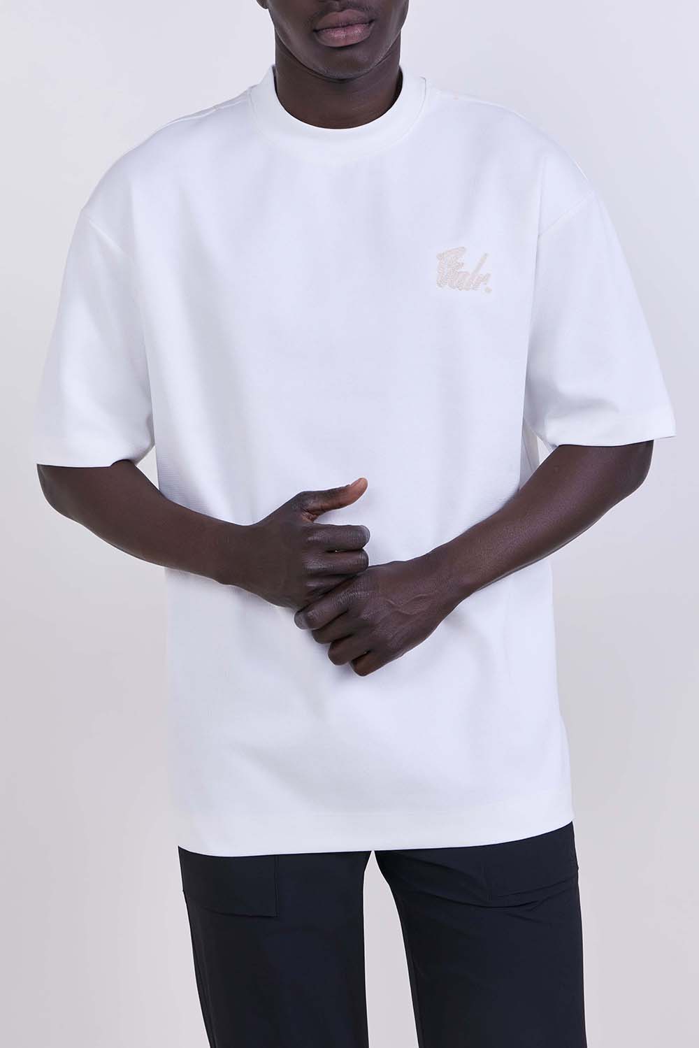 תמונת דוגמן קידמית של חולצת טי אוברסייז