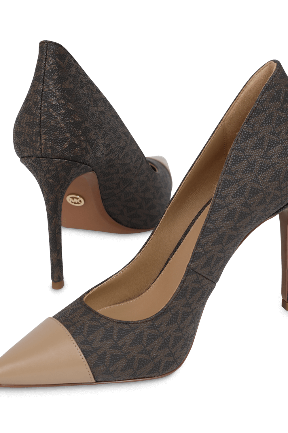 תמונת תקריב של נעלי עקב חומות עם פרינט מונוגרמי