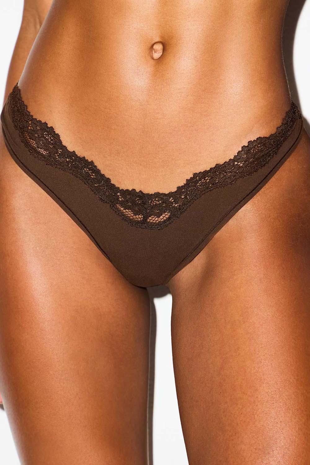 תמונת תקריב דוגמן של DIPPED THONG