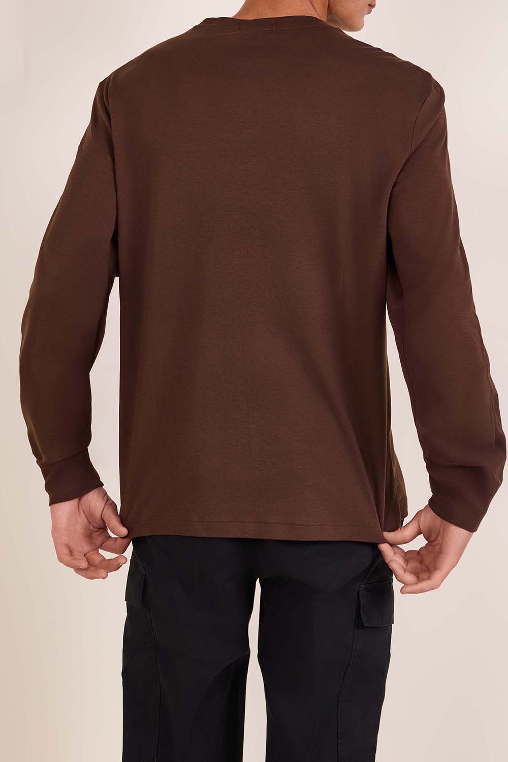 תמונת דוגמן אחורית של חולצת טי ארוכה סלים פיט