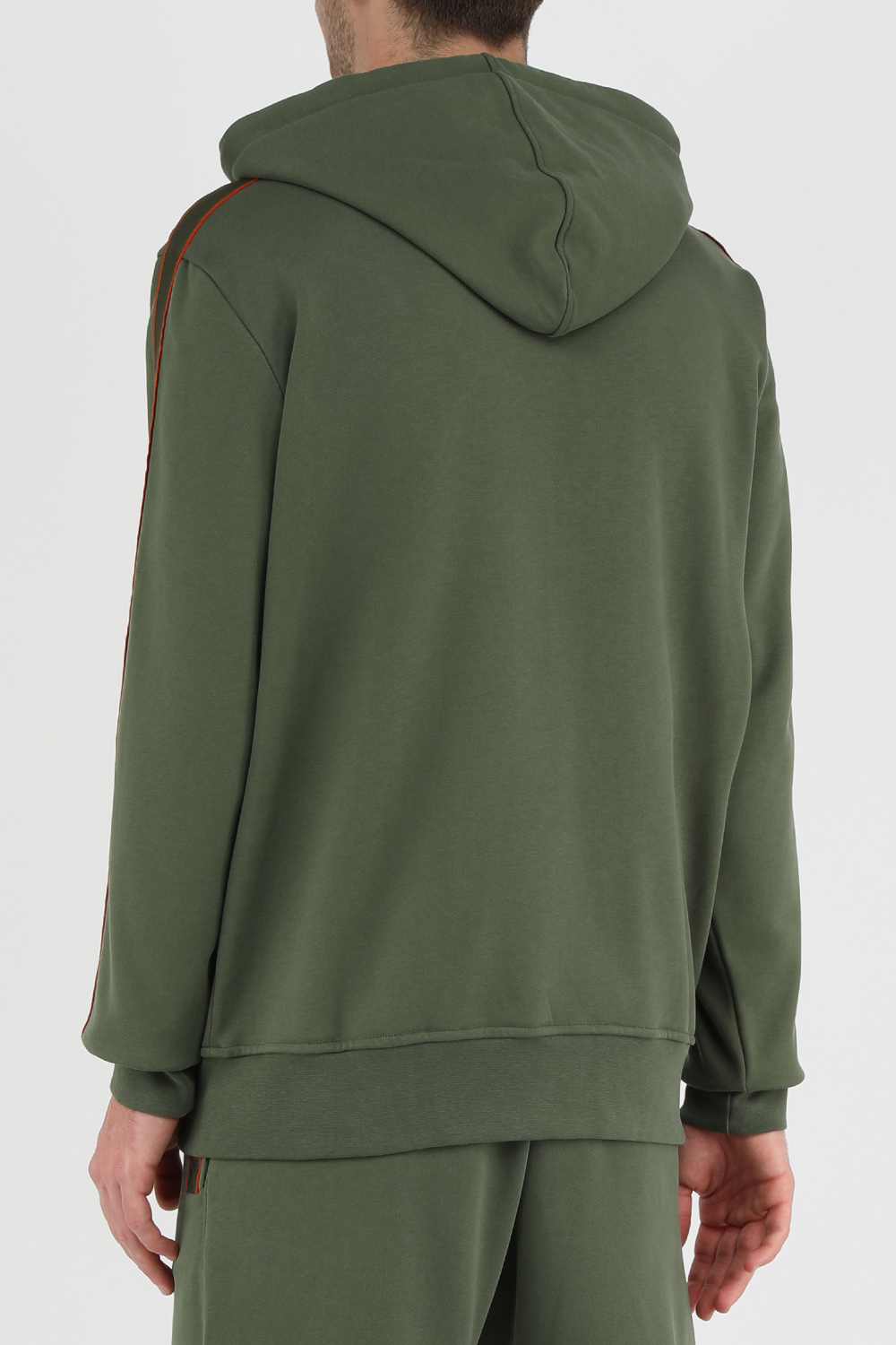 תמונת דוגמן אחורית של קפוצ'ון ירוק עם רצועות ממותגות