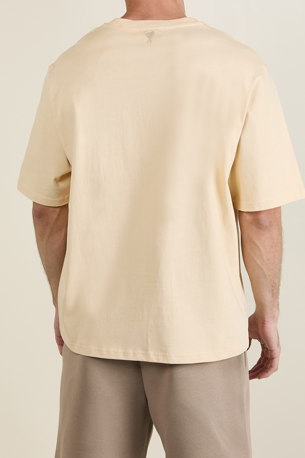 תמונת דוגמן אחורית של חולצת טי