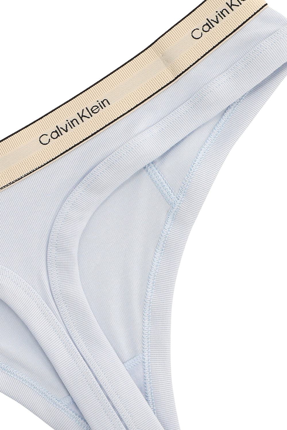 תמונה אחורית של תחתוני חוטיני