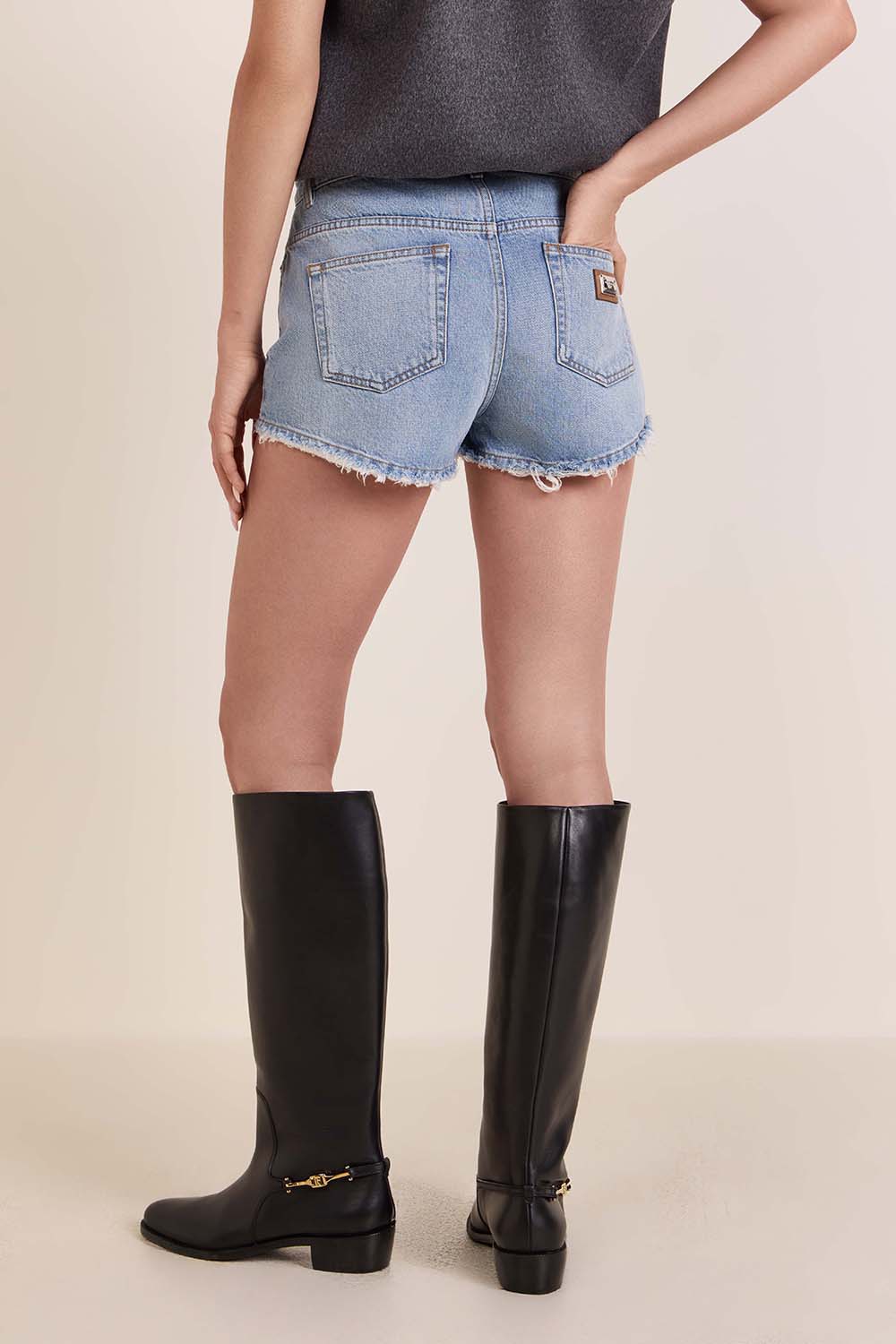 תמונת דוגמן אחורית של מכנסי ג'ינס קצרים