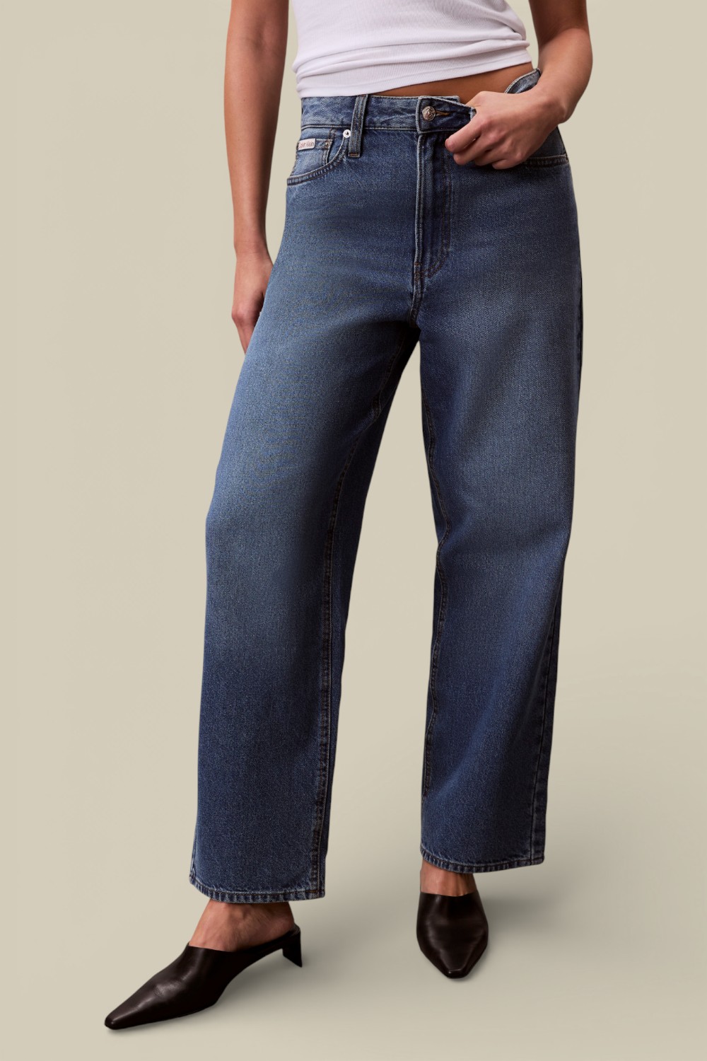 תמונת דוגמן קידמית של מכנסי ג'ינס בגזרה ישרה