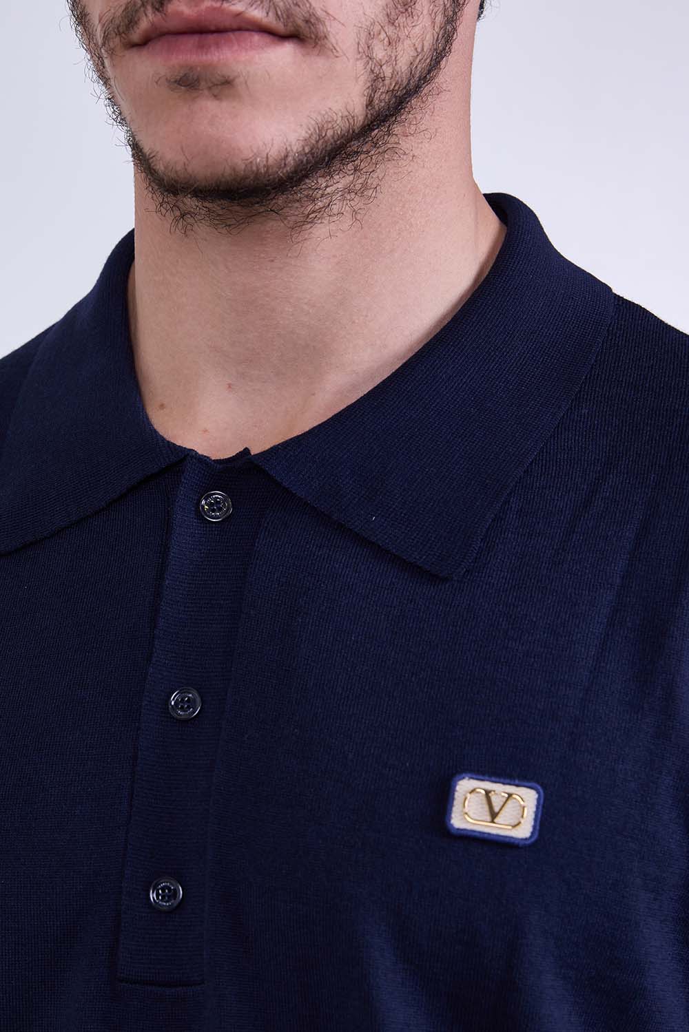 תמונת תקריב דוגמן של חולצת פולו צמר