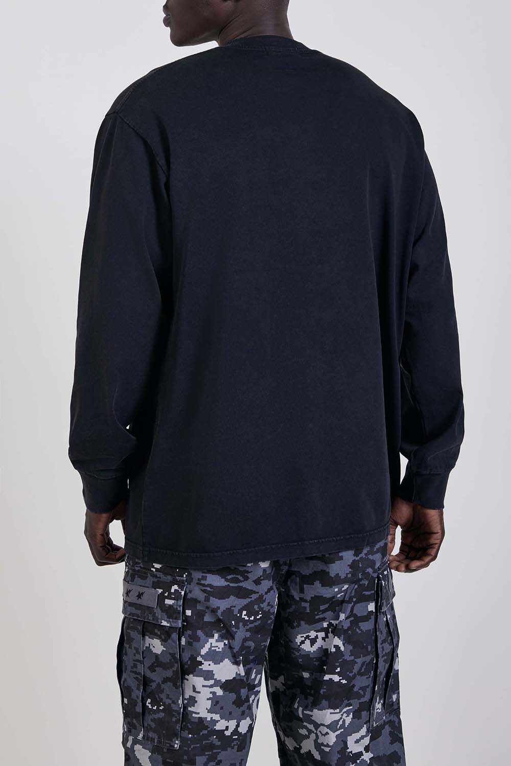 תמונת דוגמן אחורית של חולצת טי ארוכה