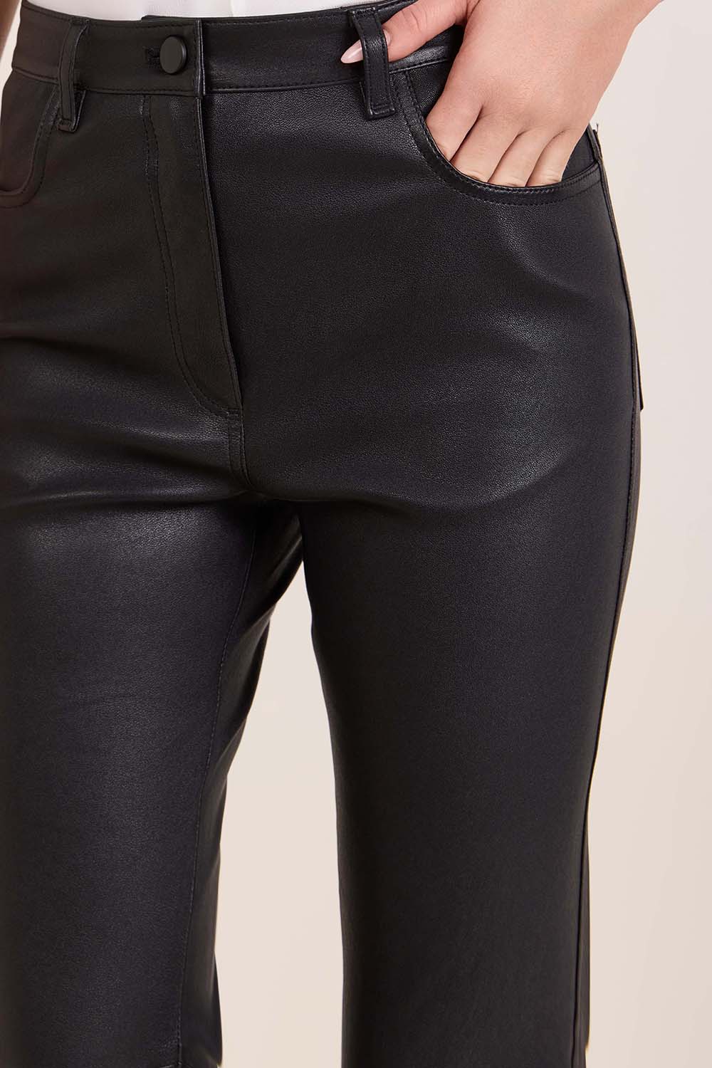 תמונת תקריב דוגמן של מכנסי עור סלים פיט