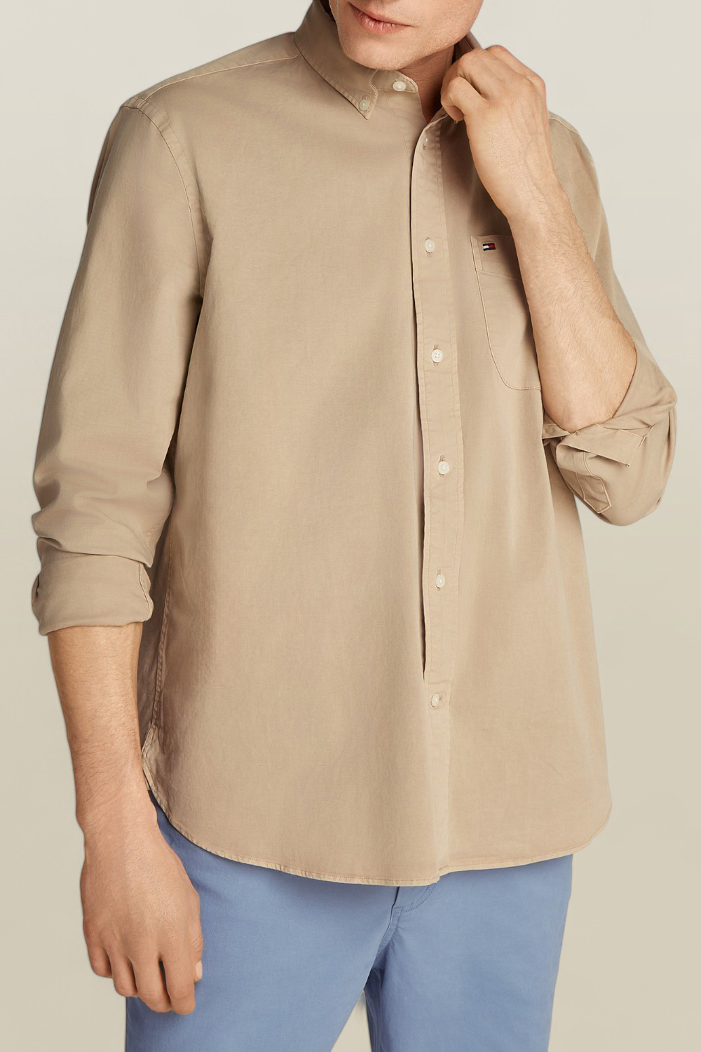 תמונת דוגמן קידמית של חולצה מכופתרת