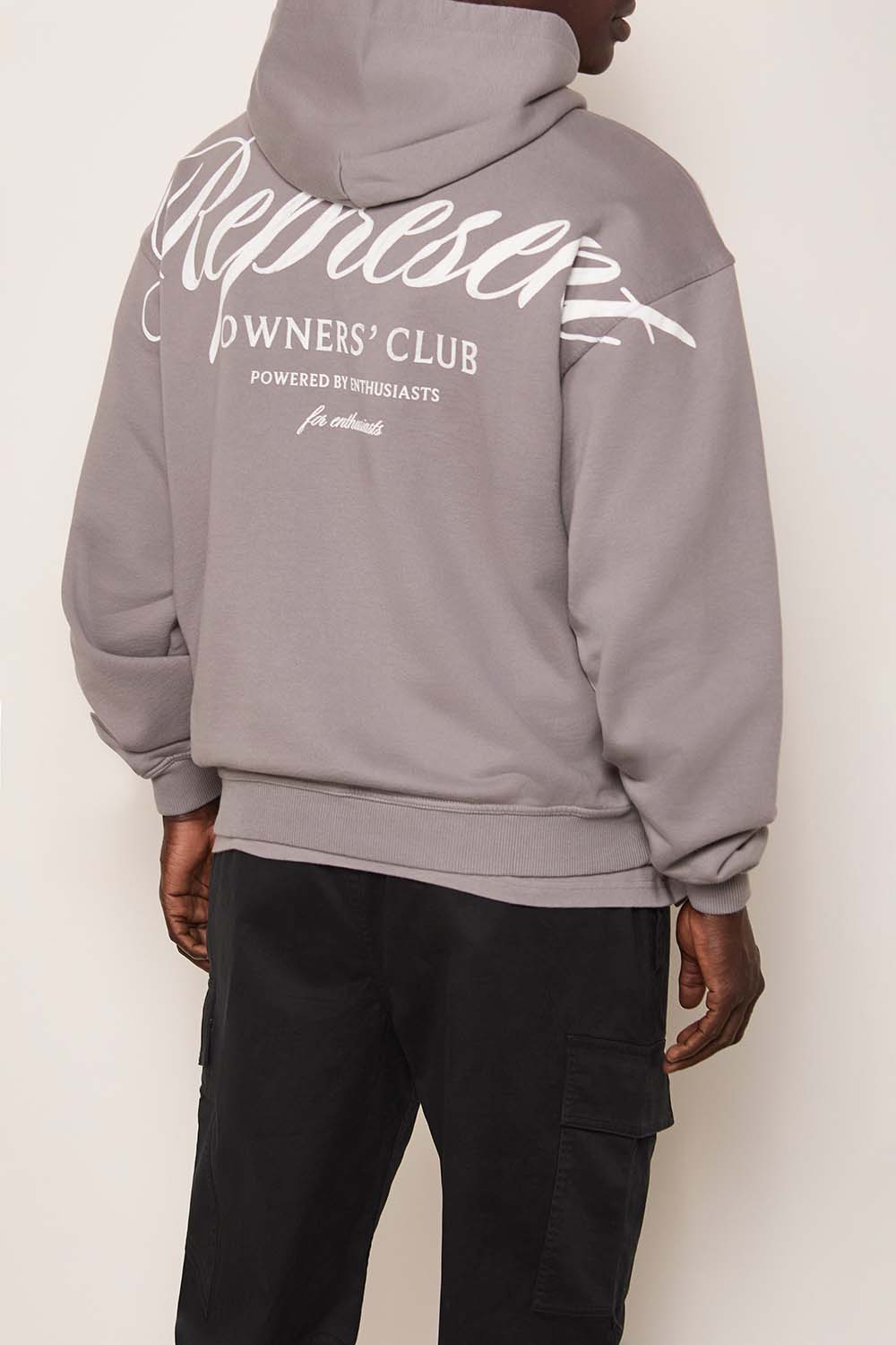 תמונת תקריב דוגמן של סווטשירט קפוצ'ון