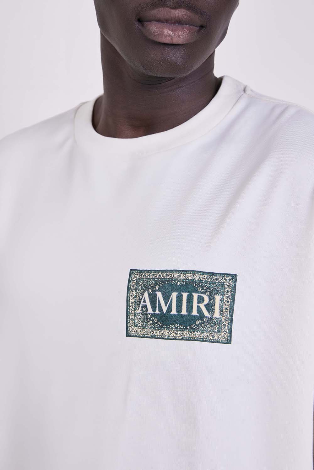 תמונת תקריב דוגמן של חולצת טי בגזרה משוחררת