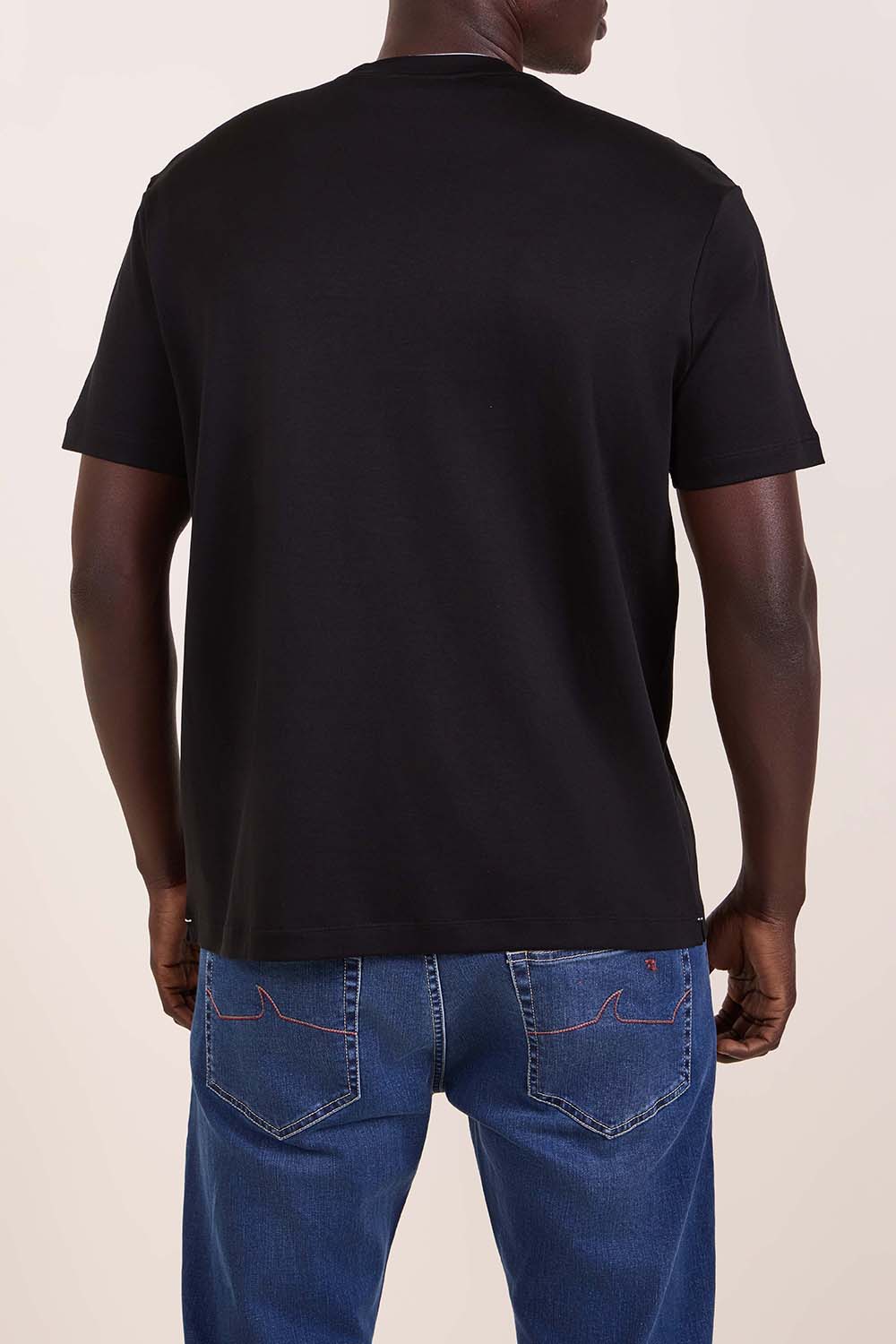 תמונת דוגמן אחורית של חולצת טי