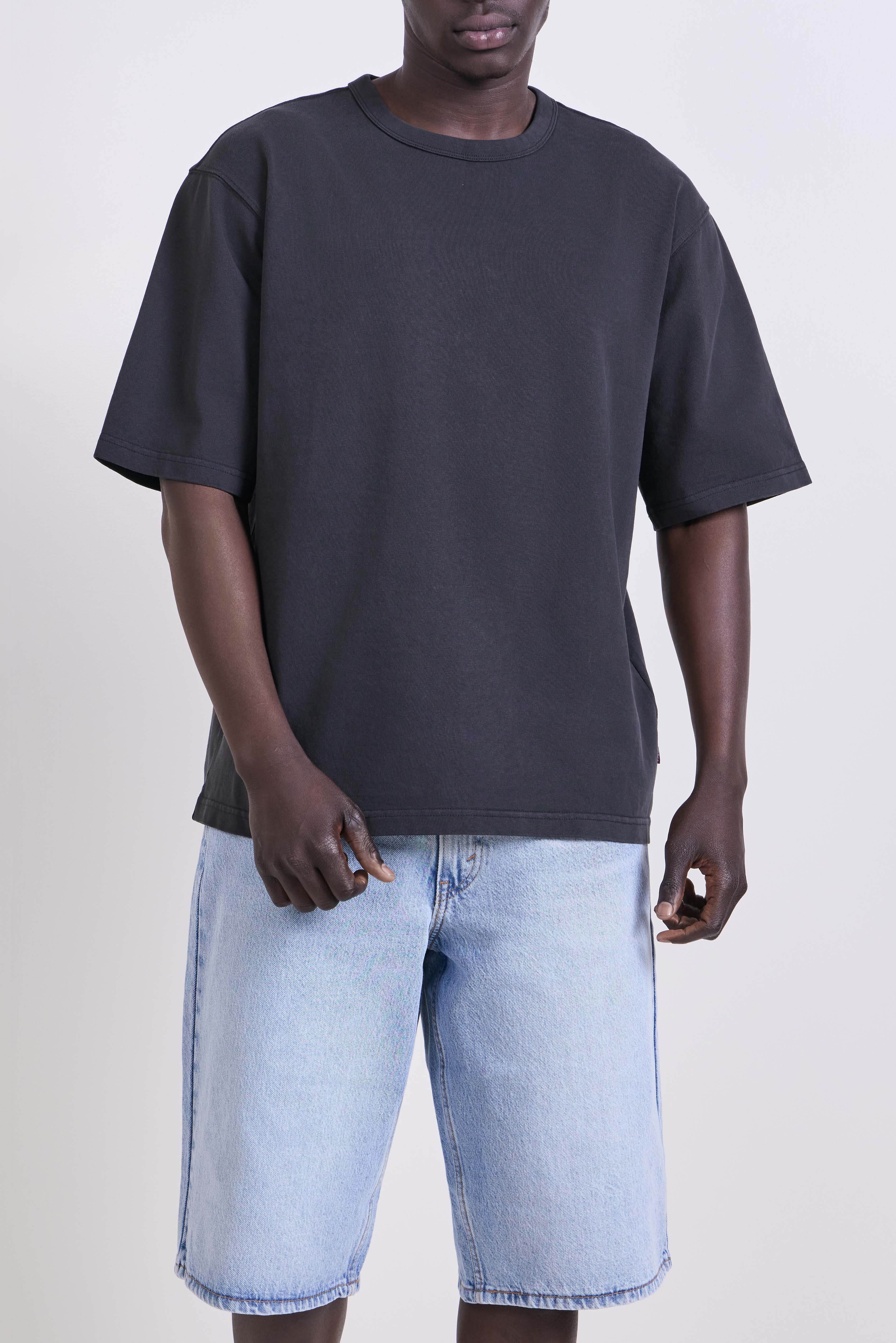 תמונת דוגמן קידמית של חולצת טי בגזרה משוחררת