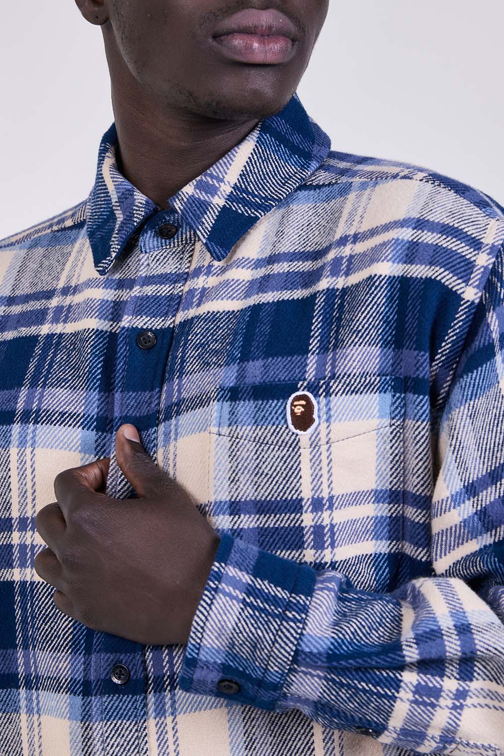 תמונת תקריב דוגמן של חולצת כפתורים משבצות